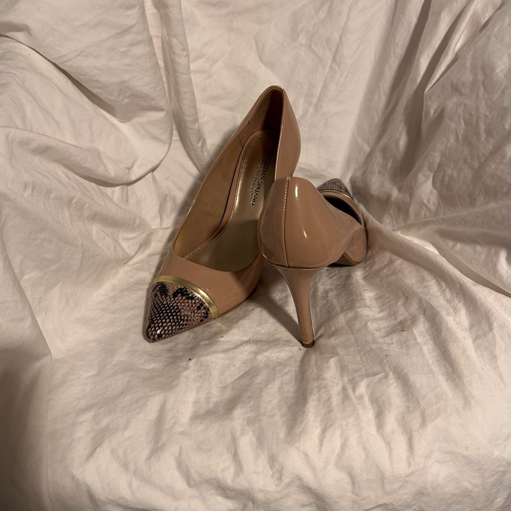 Elegant Nude Pumps with Gold Accents